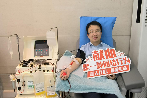 心怀公益寒来暑往，定期献血有你有我               ——推荐“我身边的热血英雄”丁巍