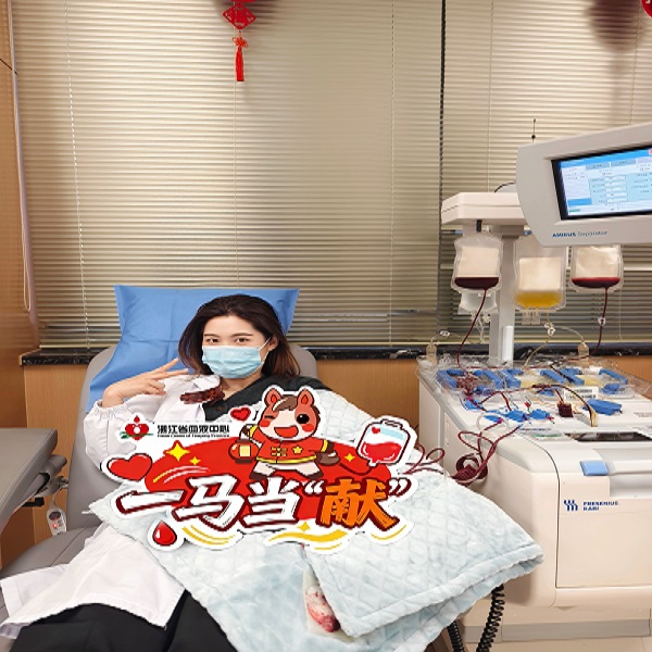 策马扬鞭学雷锋，热血奔腾护安康 